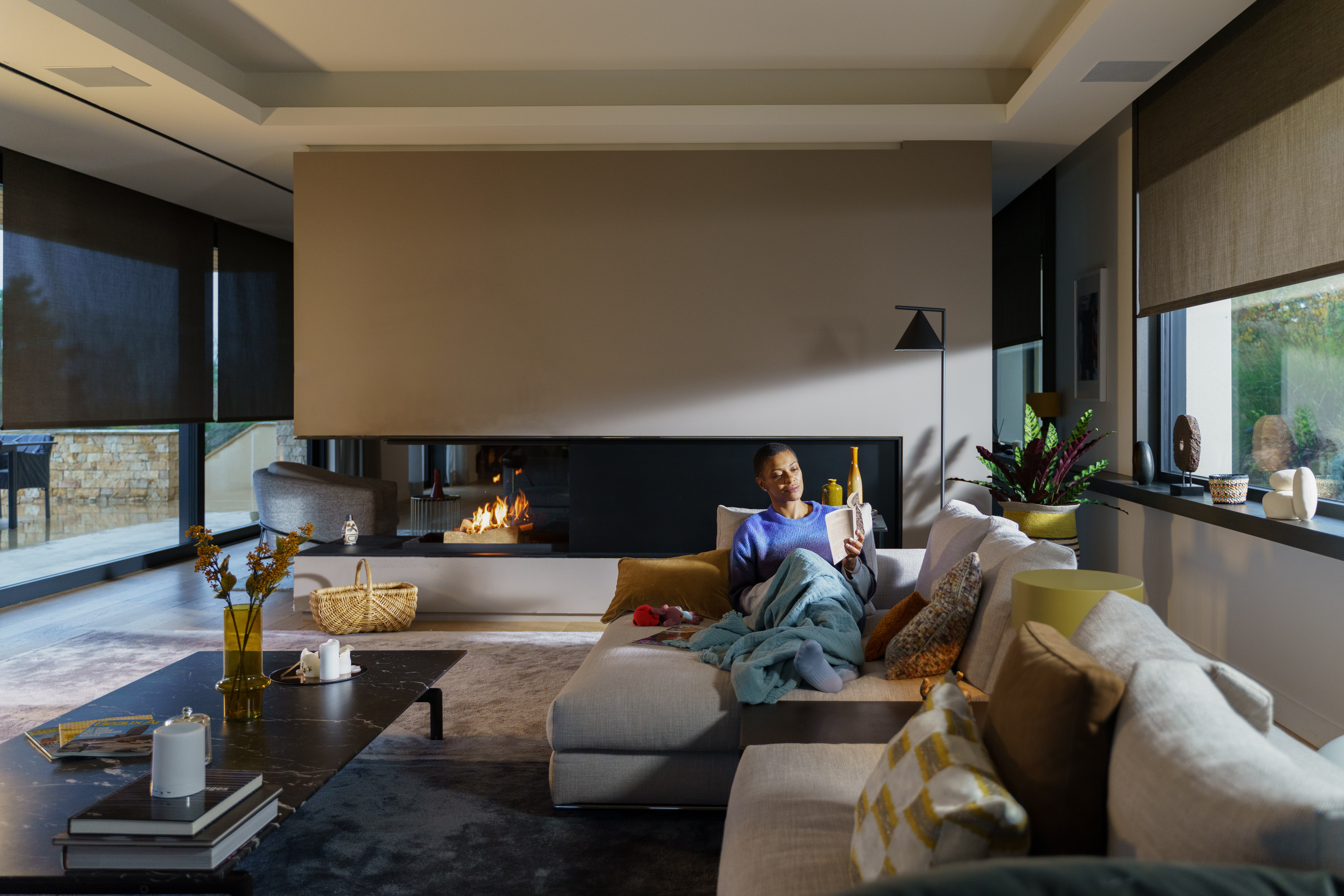 Dam läsning i hennes soffa