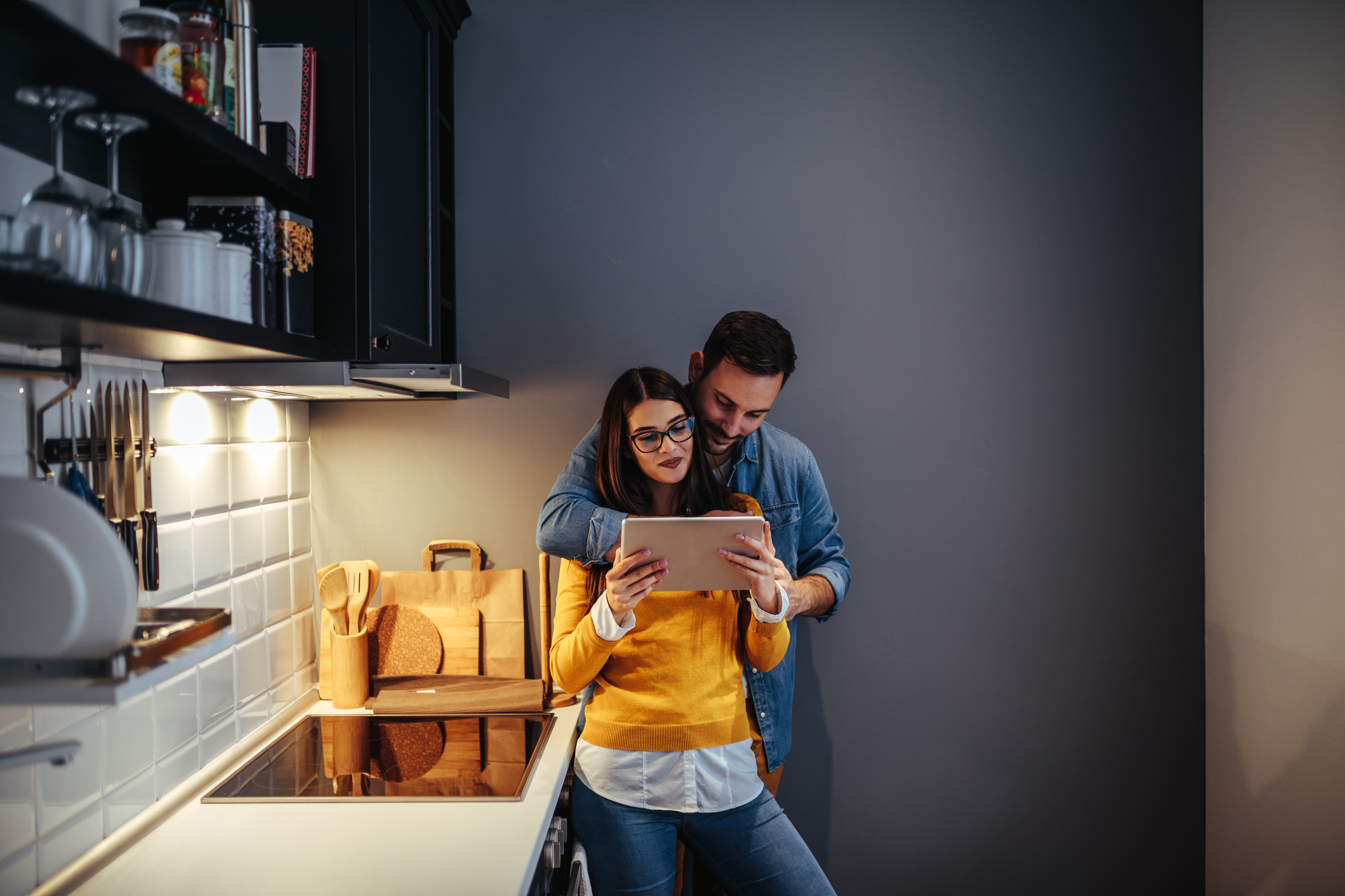 Par som använder tablett i köket